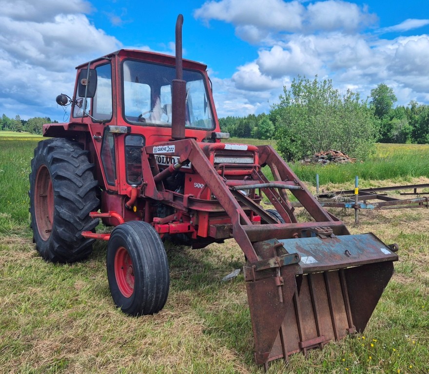 TRAKTOR VOLVO BM500 -1979 MED FRONTLASTARE OCH SKOPOR