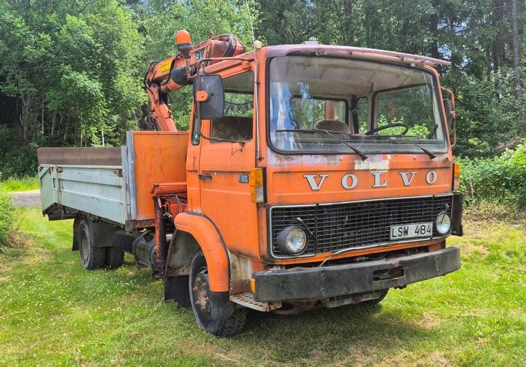 LASTBIL VOLVO F610 4X2 KRAN / MASKINFLAK