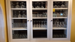 GLAS I SKÅP CA 220ST på auktion i Sysslebäck hos BNA
